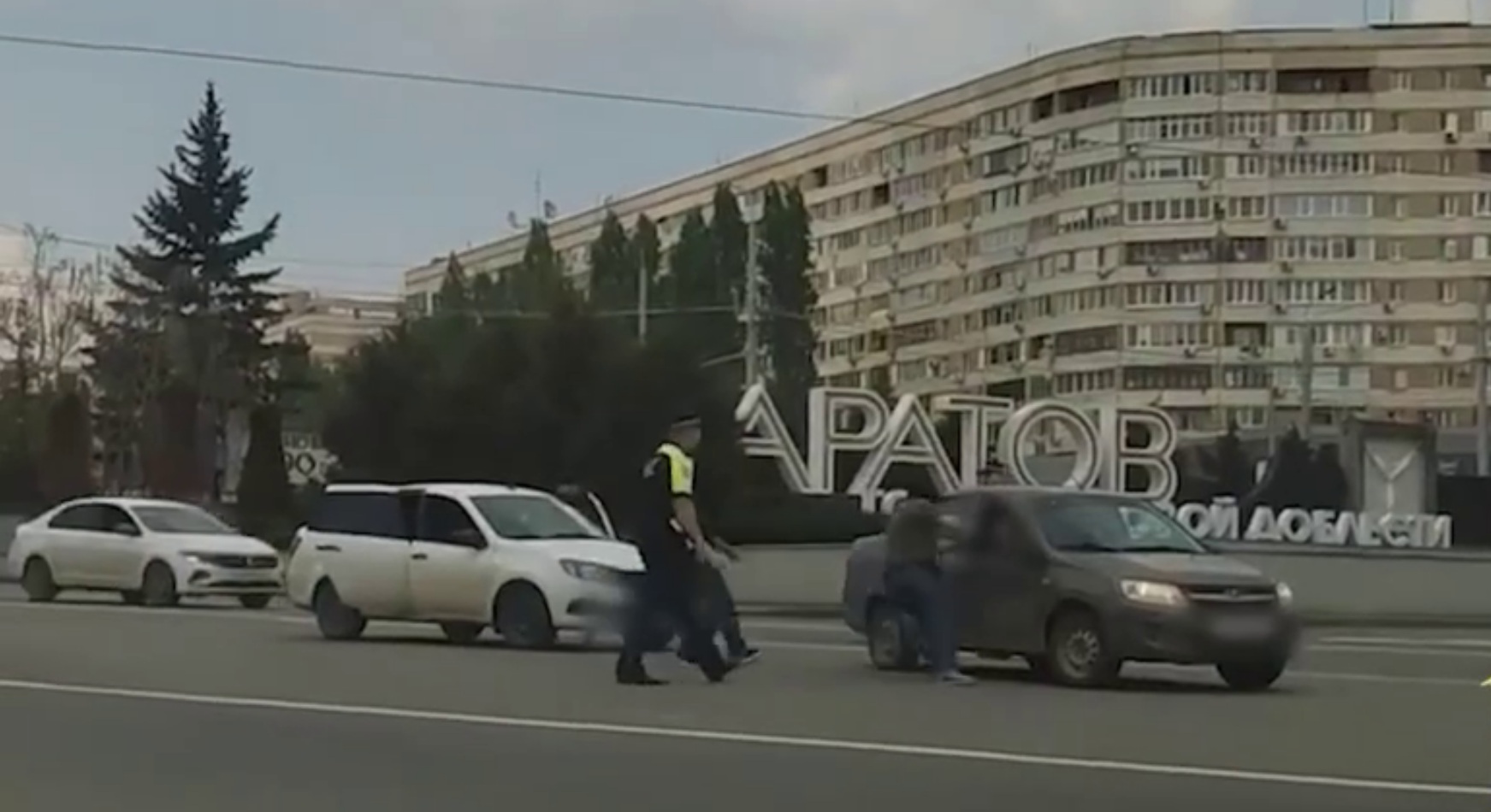 В Саратове на Славянской площади задержали братьев-закладчиков с крупной партией наркотиков